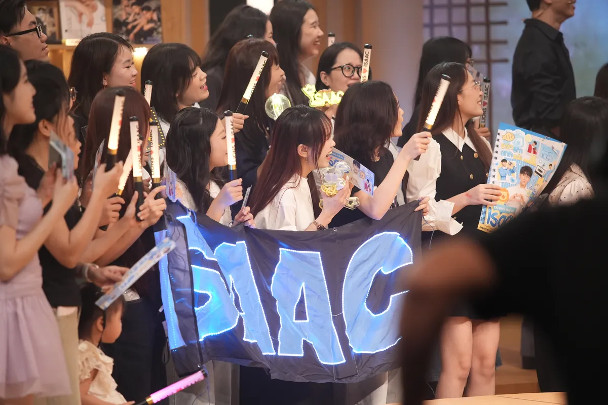  Isaac đặt mục ti&ecirc;u h&aacute;t cho tới khi chống gậy bước l&ecirc;n s&acirc;n khấu c&ugrave;ng người h&acirc;m mộ - Ảnh 2.
