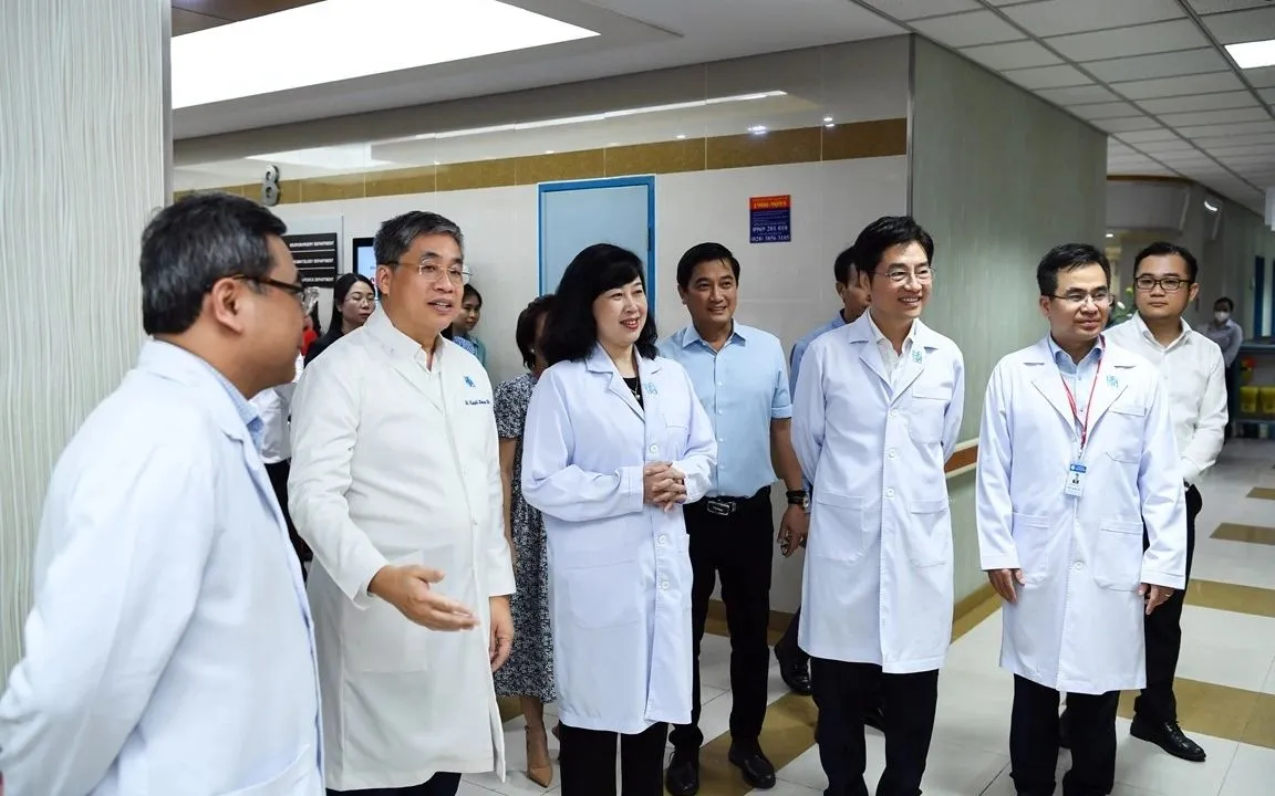 Bộ trưởng Bộ Y tế Đào Hồng Lan thăm, động viên công tác khám,chữa bệnh của y bác sĩ Bệnh viện Đại học Y Dược TP Hồ Chí Minh. Ảnh: Bộ Y tế