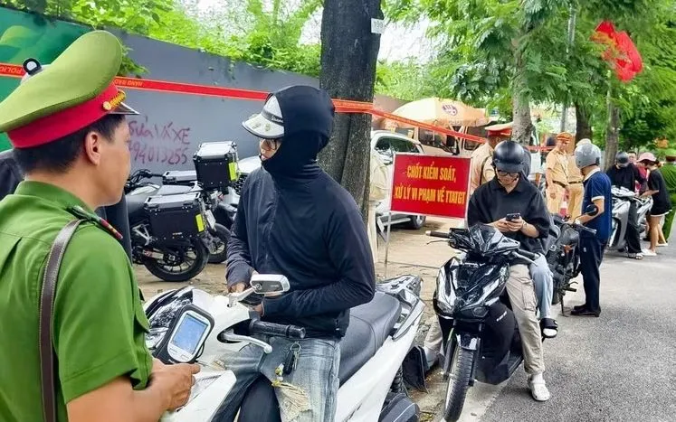 Lực lượng Cảnh sát giao thông và Công an cơ sở phối hợp kiểm soát phương tiện, xử lý vi phạm trật tự, an toàn giao thông. (Ảnh: TTXVN)