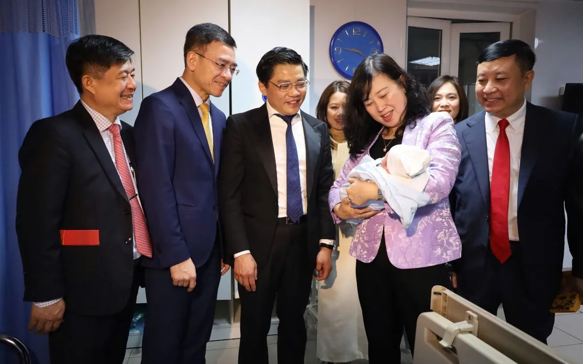 Ủy viên Ban Chấp hành Trung ương Đảng, Bộ trưởng Bộ Y tế Đào Hồng Lan thăm và chào đón những công dân nhí trước thềm xuân Bính Ngọ 2026. Ảnh tư liệu: Bộ Y tế