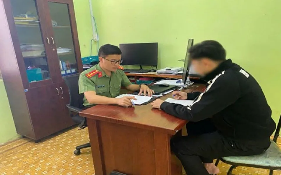 Cán bộ Phòng An ninh kinh tế lập biên bản vi phạm hành chính. Ảnh: Công an tỉnh Lâm Đồng