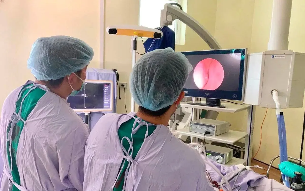 Các bác sĩ đang phẫu thuật nội soi cho bệnh nhi. Ảnh: Bệnh viện K 