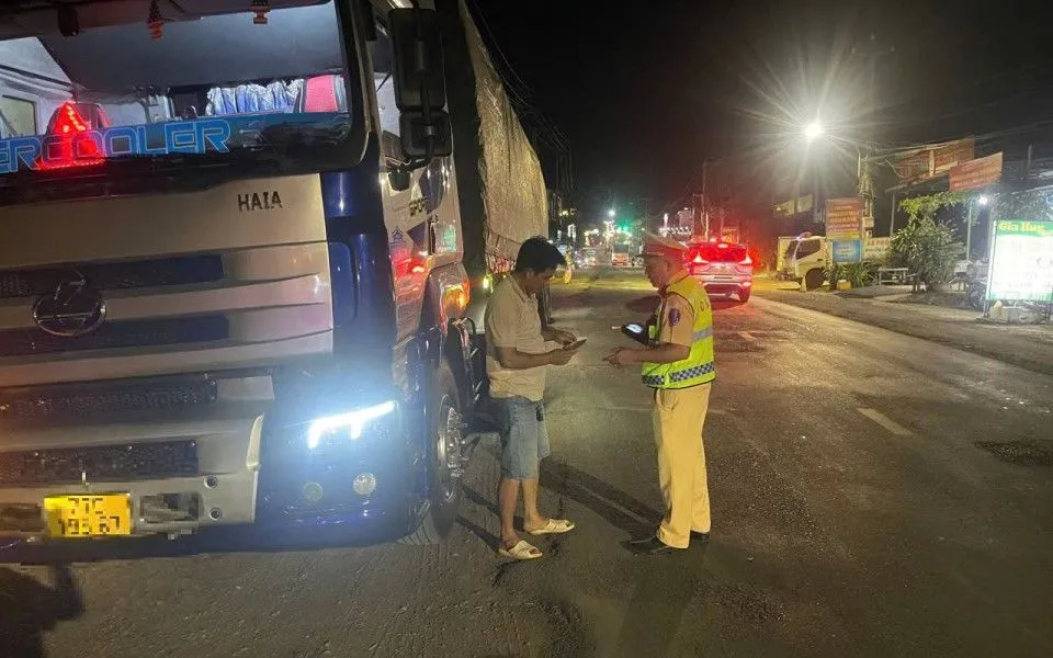 Tăng cường kiểm soát phương tiện kinh doanh vận tải, phát hiện xe chở gần 28,5 tấn than củi chưa rõ nguồn gốc. Ảnh: Cục CSGT