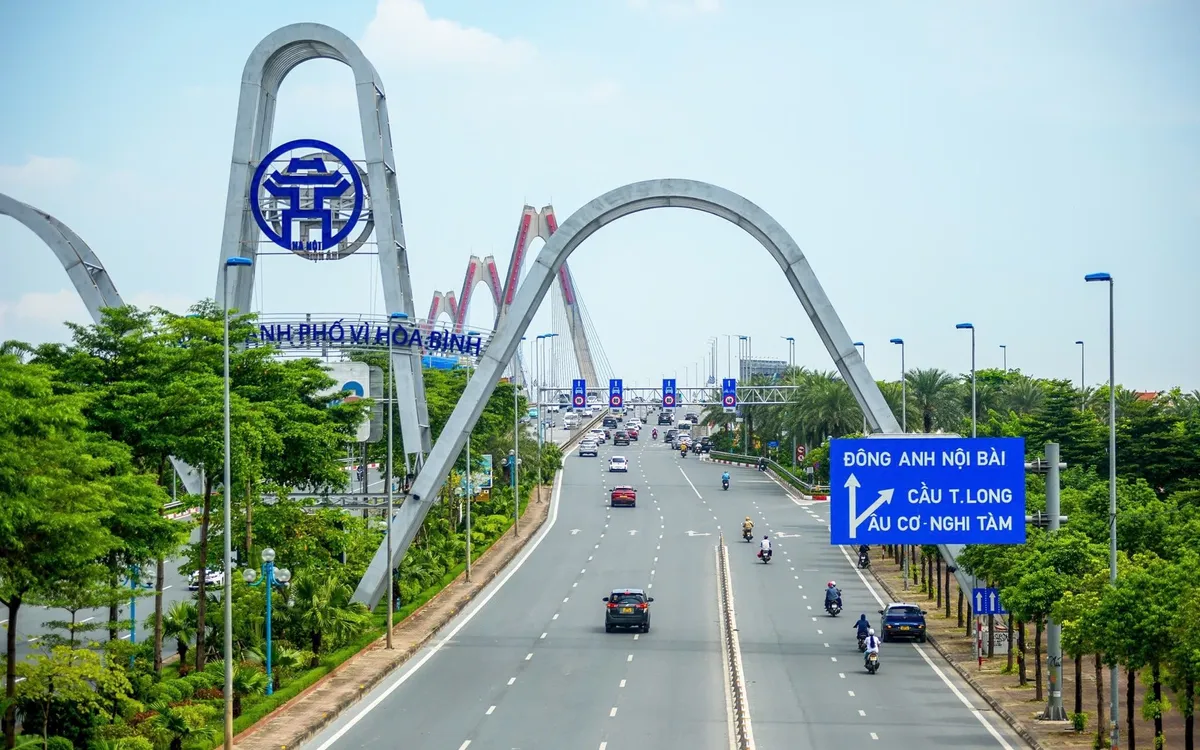 Đường Võ Chí Công hướng lên cầu Nhật Tân (Ảnh: Phan Anh)
