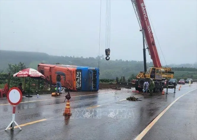 Lật xe khách, một người chết, nhiều người bị thương - Ảnh 1.