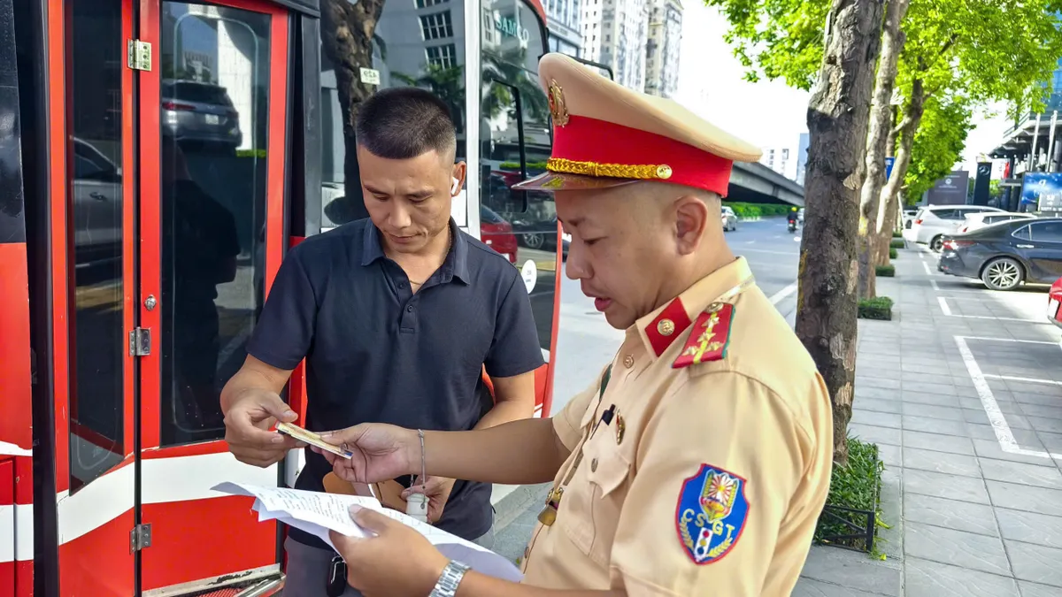 CSGT Hà Nội chủ động phương án đón dòng phương tiện trở lại Thủ đô sau kỳ nghỉ lễ - Ảnh 2.