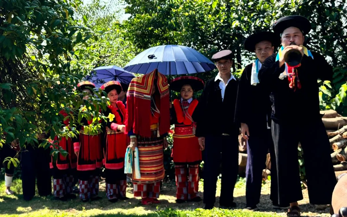 Đoàn rước rộn rã di chuyển trong không gian Làng Văn hóa – Du lịch các dân tộc Việt Nam.