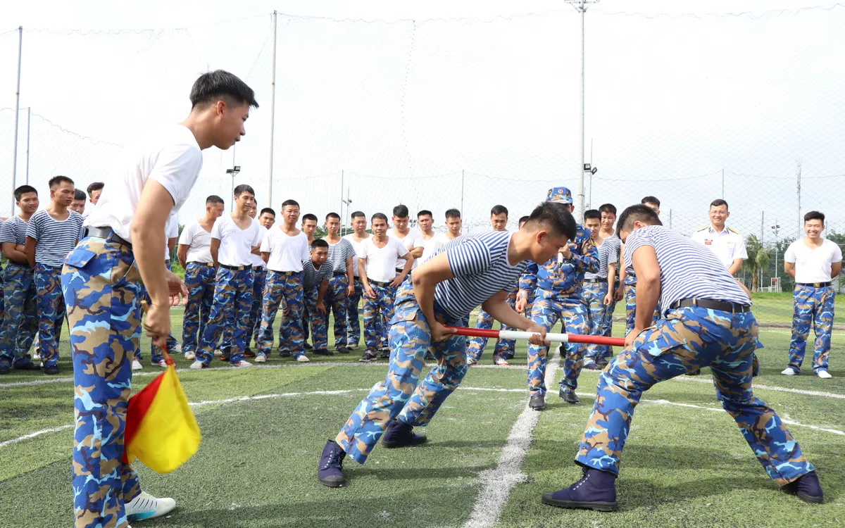 Các vận động viên tranh tài ở nội dung đẩy gậy.