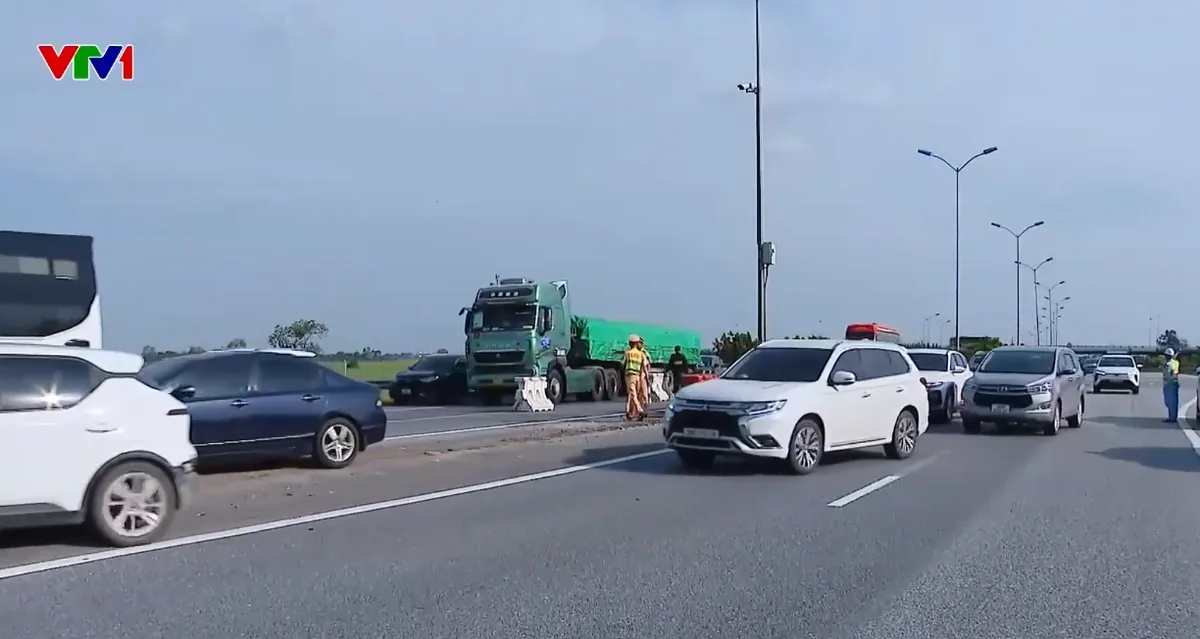 Lượng phương tiện tăng đột biến, CSGT cho ô tô đi trên cả 2 chiều cao tốc hướng về Hà Nội - Ảnh 1.