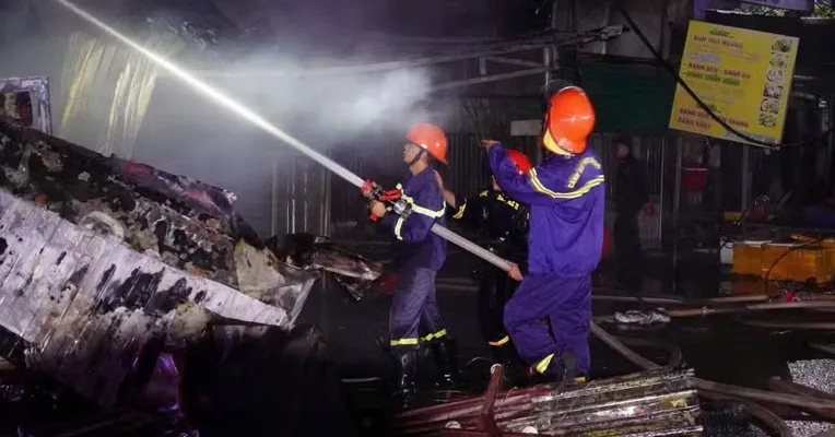 Cháy chợ Đắk ở Lâm Đồng, thiệt hai hơn 4 tỷ đồng - Ảnh 1.