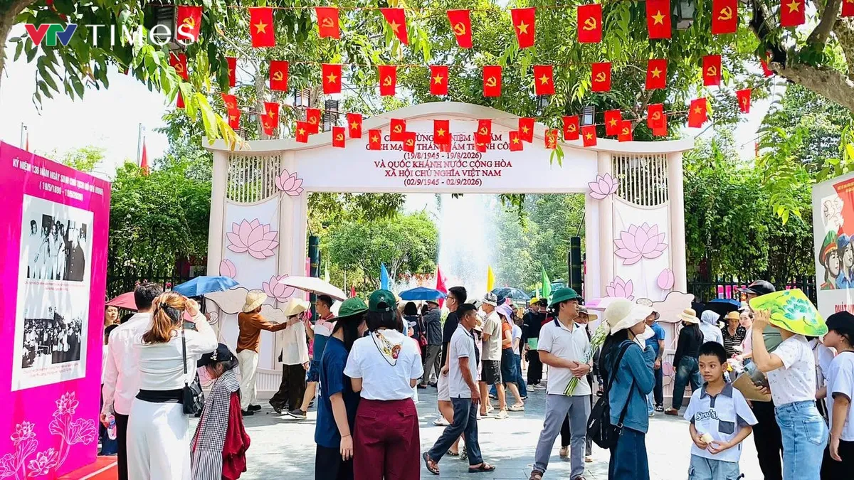 Điều kiện thời tiết không thuận lợi, hàng nghìn người vẫn về quê Bác trong kỳ nghỉ Quốc khánh - Ảnh 4.