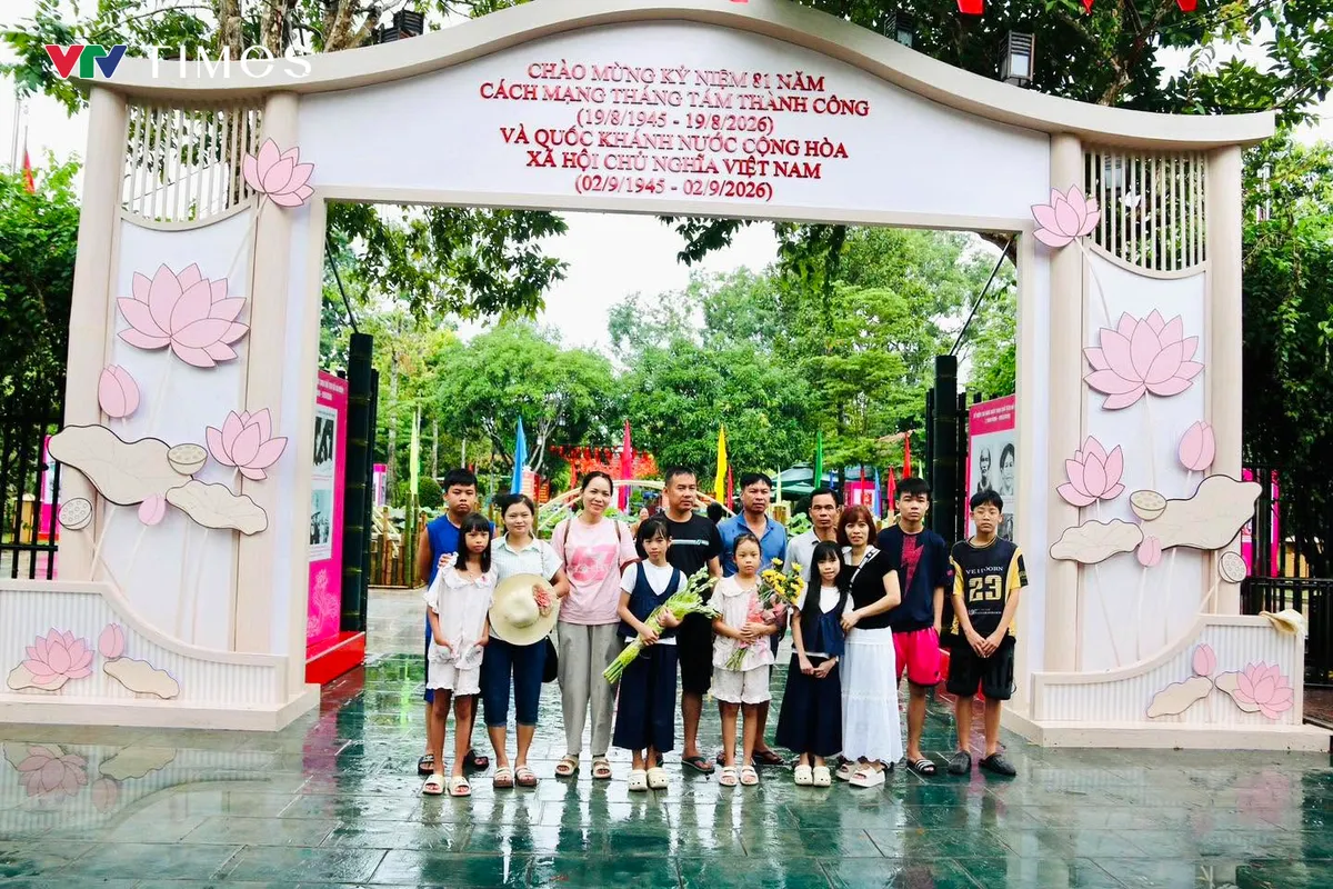 Điều kiện thời tiết không thuận lợi, hàng nghìn người vẫn về quê Bác trong kỳ nghỉ Quốc khánh - Ảnh 2.