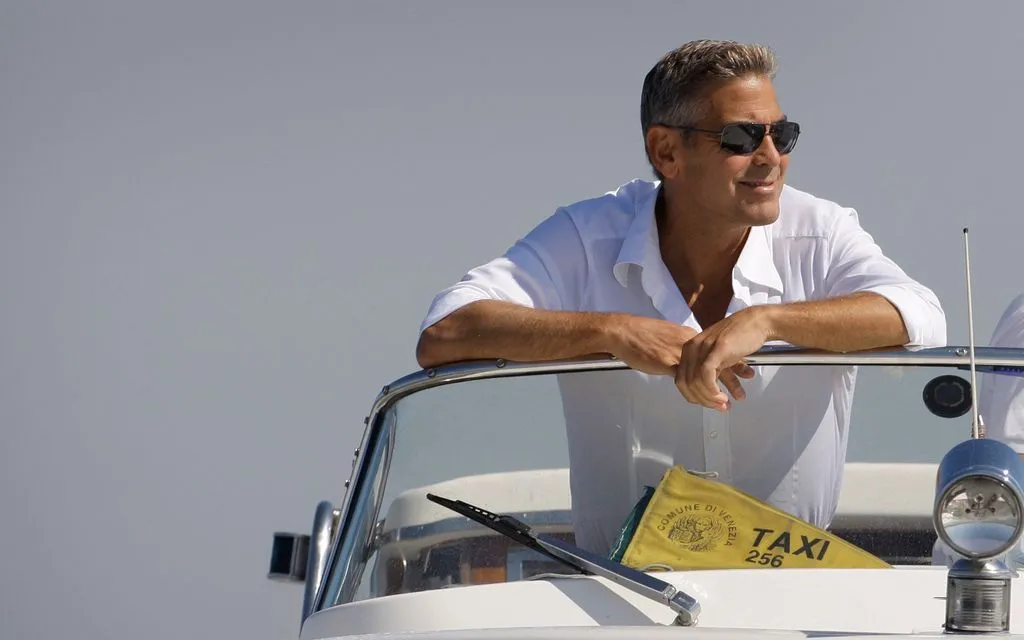 George Clooney đến Venice, Ý bằng thuyền taxi để tham dự Liên hoan phim Venice lần thứ 65 vào ngày 26 tháng 8 năm 2008. (Ảnh: AP/Joel Ryan)