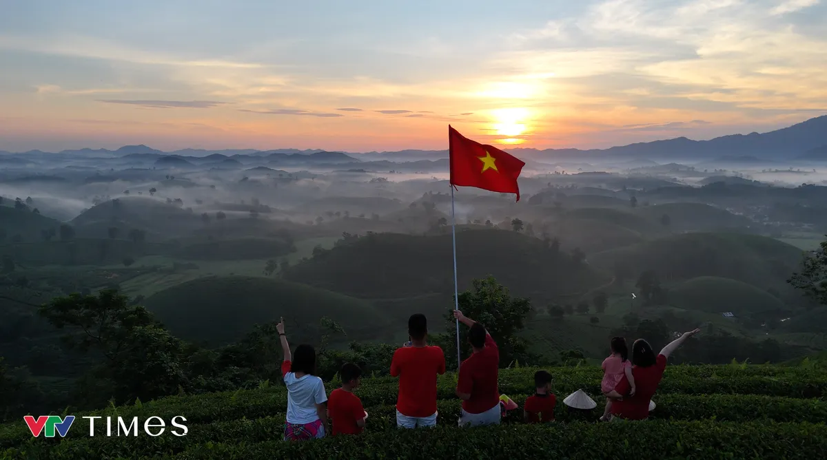 Rực rỡ cờ đỏ sao v&agrave;ng tại đồi ch&egrave; b&aacute;t &uacute;p Lễ Quốc kh&aacute;nh - Ảnh 2.