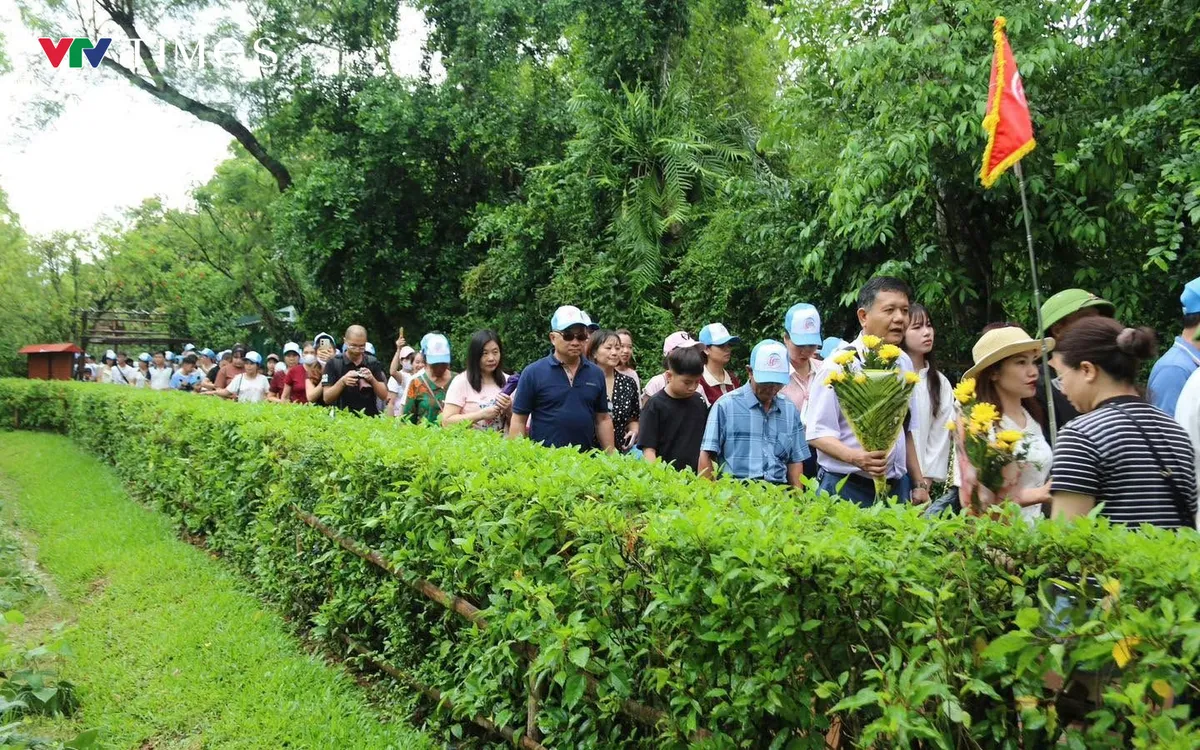 Dịp nghỉ lễ Quốc khánh 2/9, đông đảo người dân trên mọi miền Tổ quốc đã hành hương về Khu di tích lịch sử Quốc gia đặc biệt Kim Liên để tưởng nhớ, tri ân công lao to lớn của Chủ tịch Hồ Chí Minh. Ảnh: Ngọc Quân
