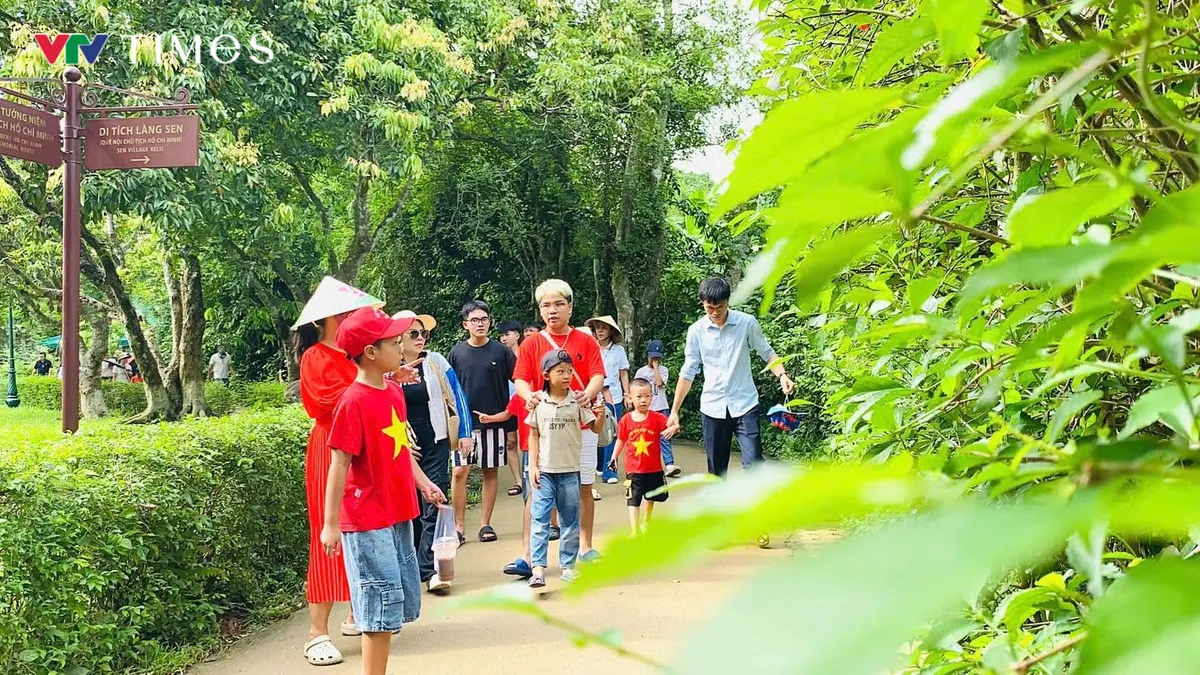 Điều kiện thời tiết không thuận lợi, hàng nghìn người vẫn về quê Bác trong kỳ nghỉ Quốc khánh - Ảnh 1.