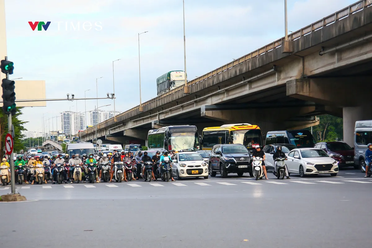 CSGT Hà Nội chủ động phương án đón dòng phương tiện trở lại Thủ đô sau kỳ nghỉ lễ - Ảnh 1.