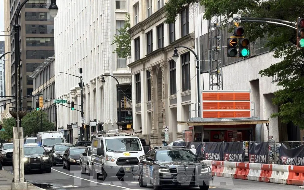 Ô tô lưu thông trên một tuyến phố ở thành phố Atlanta. (Ảnh: TTXVN)