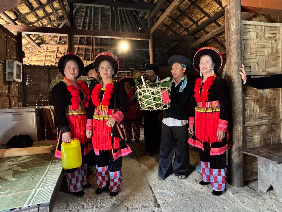 T&aacute;i hiện rực rỡ Lễ cưới truyền thống của đồng b&agrave;o Dao Đỏ tại L&agrave;ng Văn h&oacute;a &ndash; Du lịch c&aacute;c d&acirc;n tộc Việt Nam - Ảnh 1.