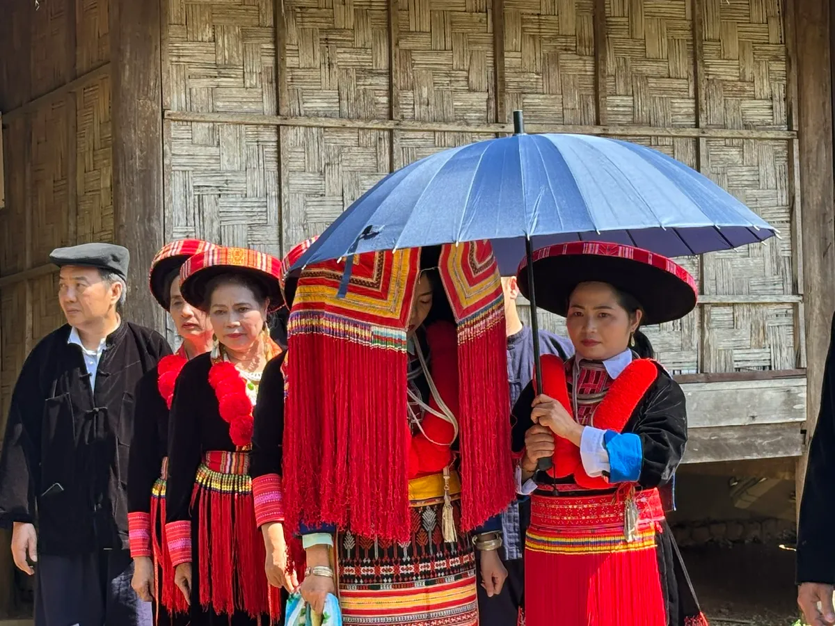 T&aacute;i hiện rực rỡ Lễ cưới truyền thống của đồng b&agrave;o Dao Đỏ tại L&agrave;ng Văn h&oacute;a &ndash; Du lịch c&aacute;c d&acirc;n tộc Việt Nam - Ảnh 3.