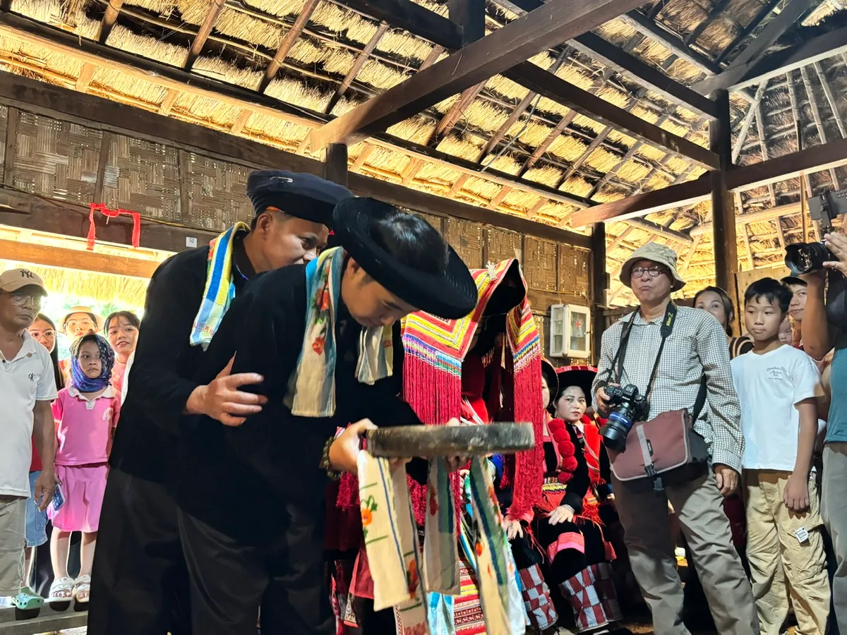 T&aacute;i hiện rực rỡ Lễ cưới truyền thống của đồng b&agrave;o Dao Đỏ tại L&agrave;ng Văn h&oacute;a &ndash; Du lịch c&aacute;c d&acirc;n tộc Việt Nam - Ảnh 7.