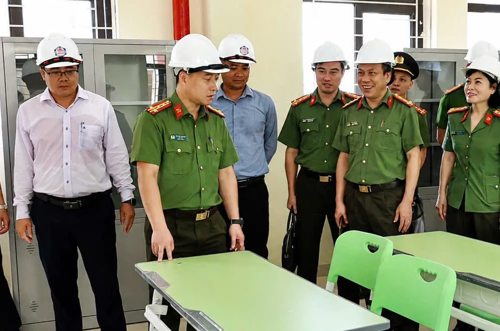Chạy đua 80 ngày đêm đưa trường học vùng biên về đích - Ảnh 3.