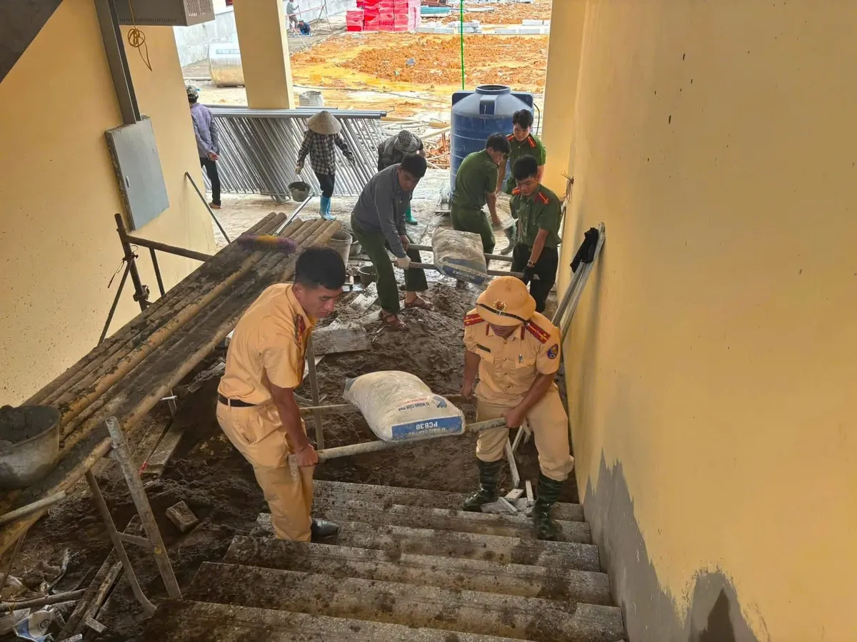Chạy đua 80 ngày đêm đưa trường học vùng biên về đích - Ảnh 2.