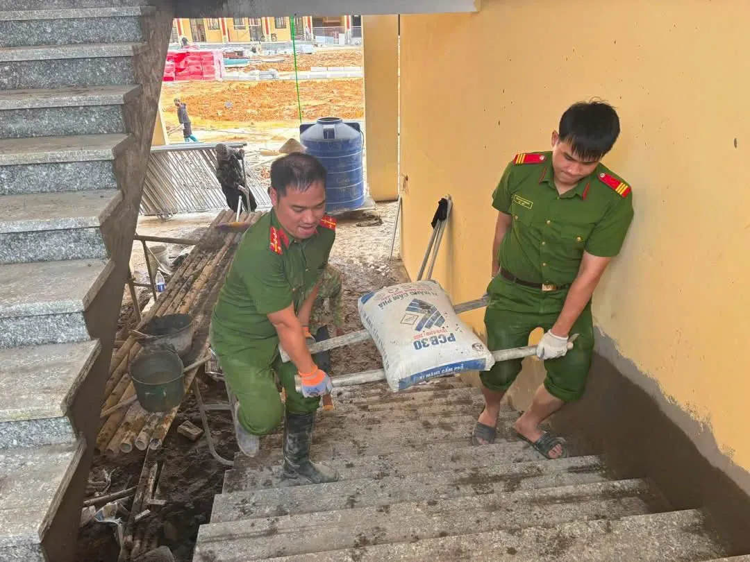 Chạy đua 80 ngày đêm đưa trường học vùng biên về đích - Ảnh 1.