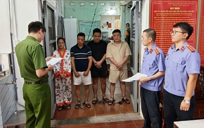 Cơ quan chức năng tạm giữ 4 đối tượng trong vụ hành hung tài xế taxi tại phường Móng Cái 1, TP Quảng Ninh (Ảnh: VKSND Tối cao)