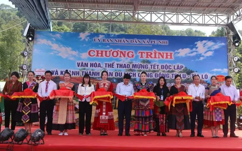 Các đại biểu cắt băng khánh thành bản du lịch Tù Lu Tìa Ló. Ảnh: HT