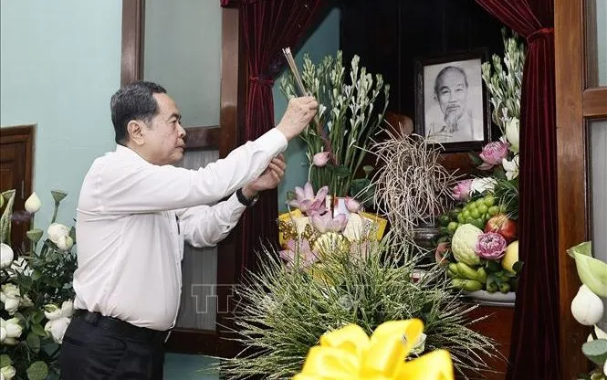 Chủ tịch Quốc hội Trần Thanh Mẫn dâng hương tưởng nhớ Chủ tịch Hồ Chí Minh. Ảnh: TTXVN