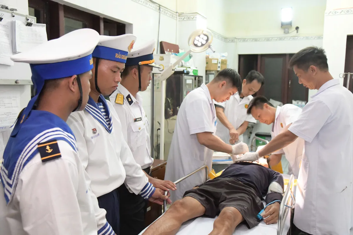 Kịp thời cấp cứu ngư dân bị chấn thương sọ não nặng ở Trường Sa - Ảnh 2.