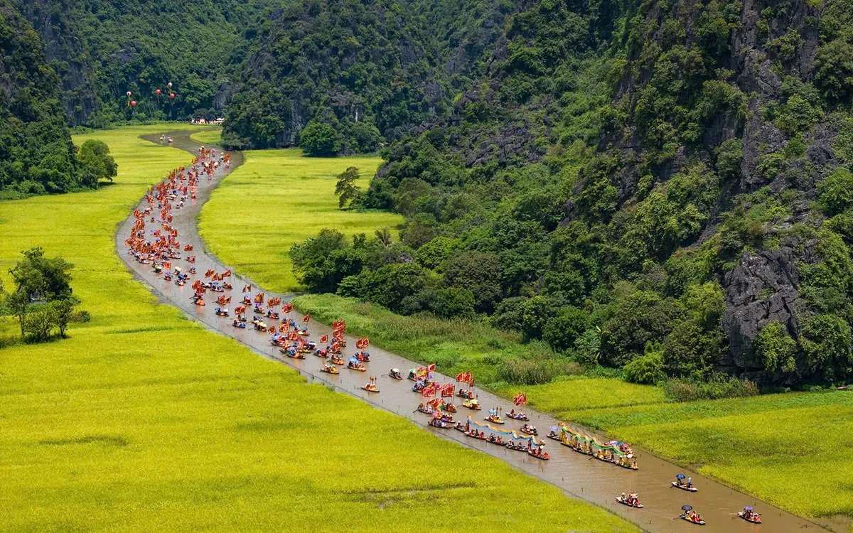 Các khu, điểm du lịch của Ninh Bình duy trì lượng khách cao trong suốt 5 ngày nghỉ lễ Quốc khánh. Ảnh: TH