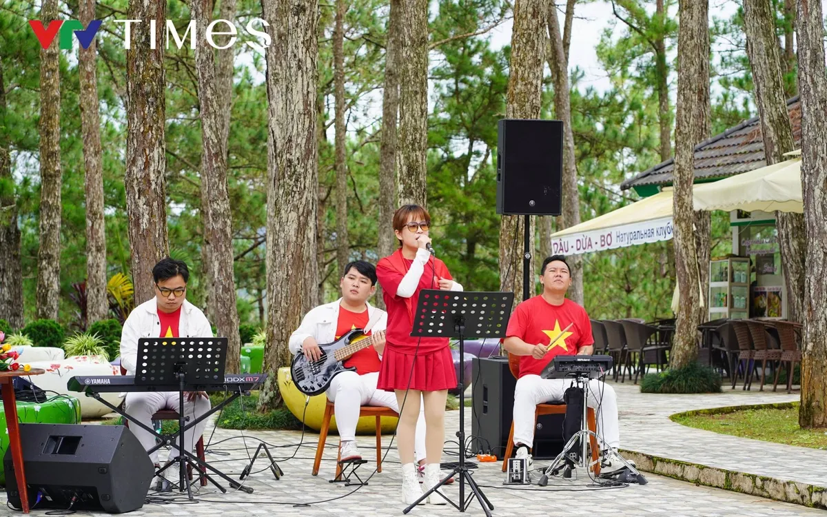 Các chương trình biểu diễn nghệ thuật tại Đà Lạt tạo thêm trải nghiệm cho du khách trong kỳ nghỉ lễ Quốc khánh.