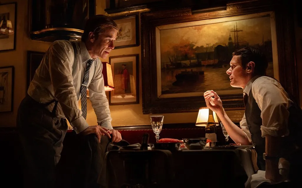Guy Pearce trong vai Rupert Murdoch (trái) và Jack O'Connell trong vai Larry Lamb, trong một cảnh phim "Ink". (Ảnh: Anthony Dickenson/Netflix/AP)