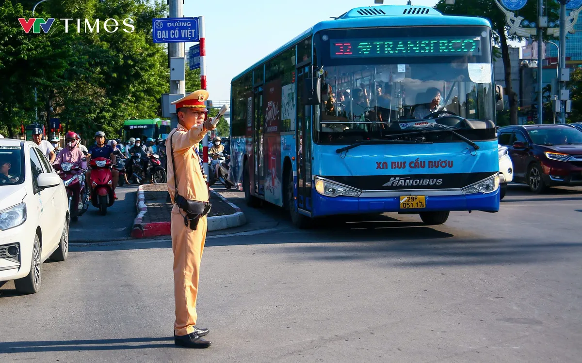 CSGT làm nhiệm vụ trên tuyến Giải Phóng, chiều 2/9.
