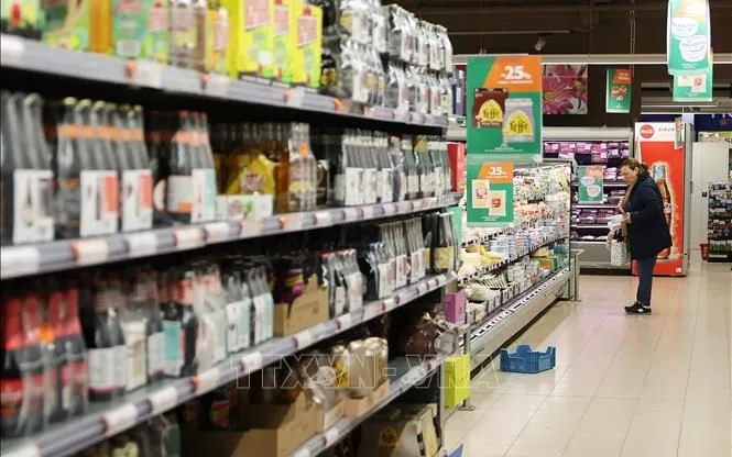 Người tiêu dùng mua hàng tại siêu thị ở Brussels, Bỉ. Ảnh: THX/TTXVN