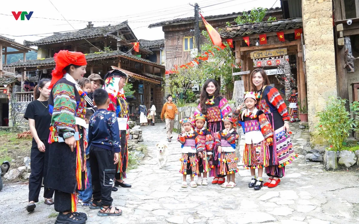 Du khách diện trang phục truyền thống của đồng bào Lô Lô, trải nghiệm đời sống và nét văn hóa bản địa tại làng du lịch được vinh danh là một trong những làng du lịch tốt nhất thế giới. Ảnh: Thu Biên