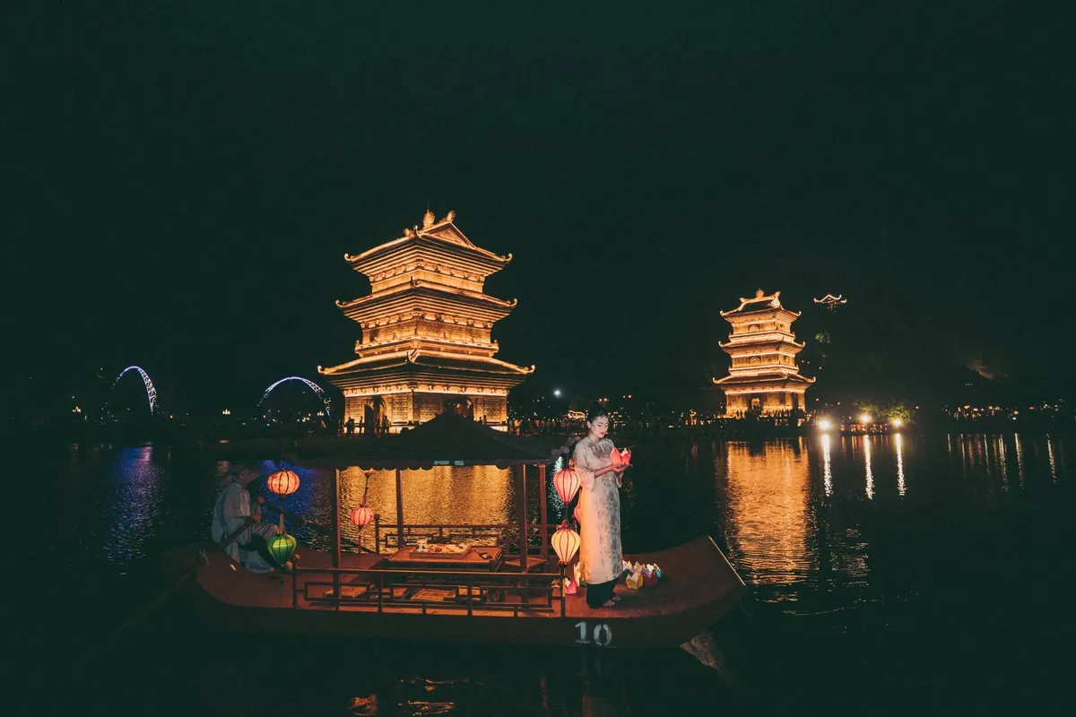 Ninh Bình “bùng nổ” du lịch trong kỳ nghỉ Quốc khánh 2/9 - Ảnh 2.