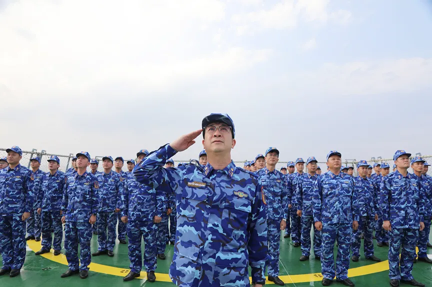 Thiêng liêng, xúc động Lễ chào cờ trên vùng biển quốc tế- Ảnh 4.
