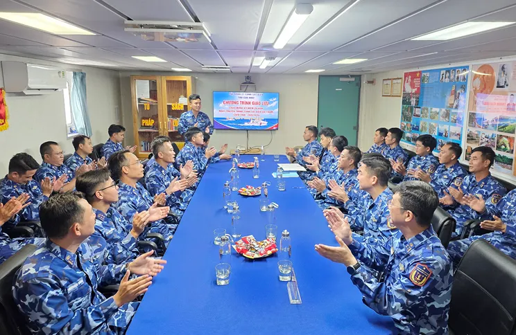 Thiêng liêng, xúc động Lễ chào cờ trên vùng biển quốc tế- Ảnh 5.
