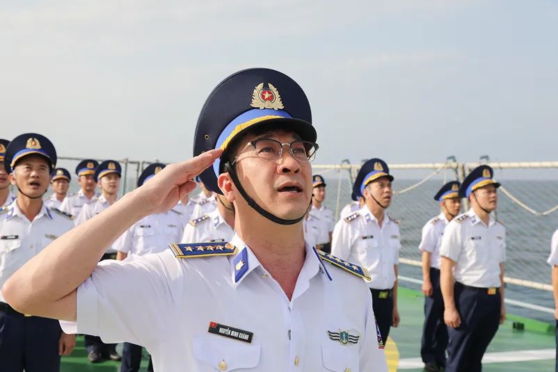 Thiêng liêng, xúc động Lễ chào cờ trên vùng biển quốc tế- Ảnh 2.