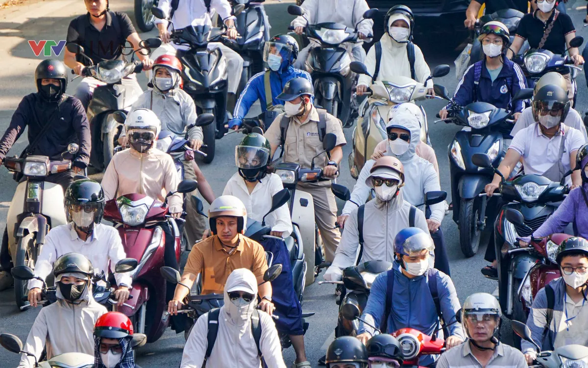 Lượng phương tiện tăng cao trên một số tuyến đường ở Thủ đô trong ngày đầu người dân đi làm trở lại sau kỳ nghỉ lễ. (ảnh: Phùng Anh)