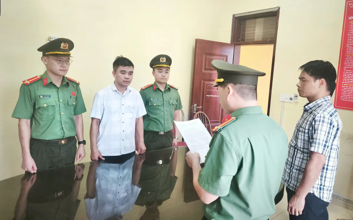 Cơ quan An ninh điều tra tống đạt các quyết định và lệnh đối với Nguyễn Văn Năm. (Ảnh: Công an Tuyên Quang)