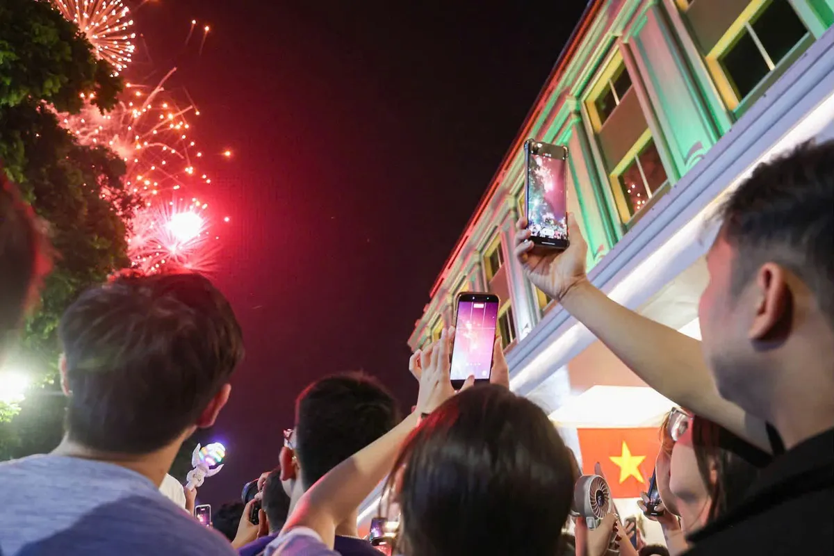 M&agrave;n tr&igrave;nh diễn ph&aacute;o hoa lung linh mừng Quốc kh&aacute;nh tại Thủ đ&ocirc; H&agrave; Nội - Ảnh 1.
