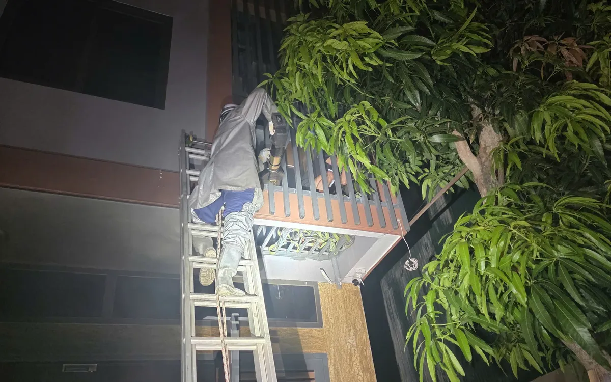 Lực lượng chức năng cắt "chuồng cọp" cứu người mắc kẹt trong đám cháy. (ảnh: Công an cung cấp)