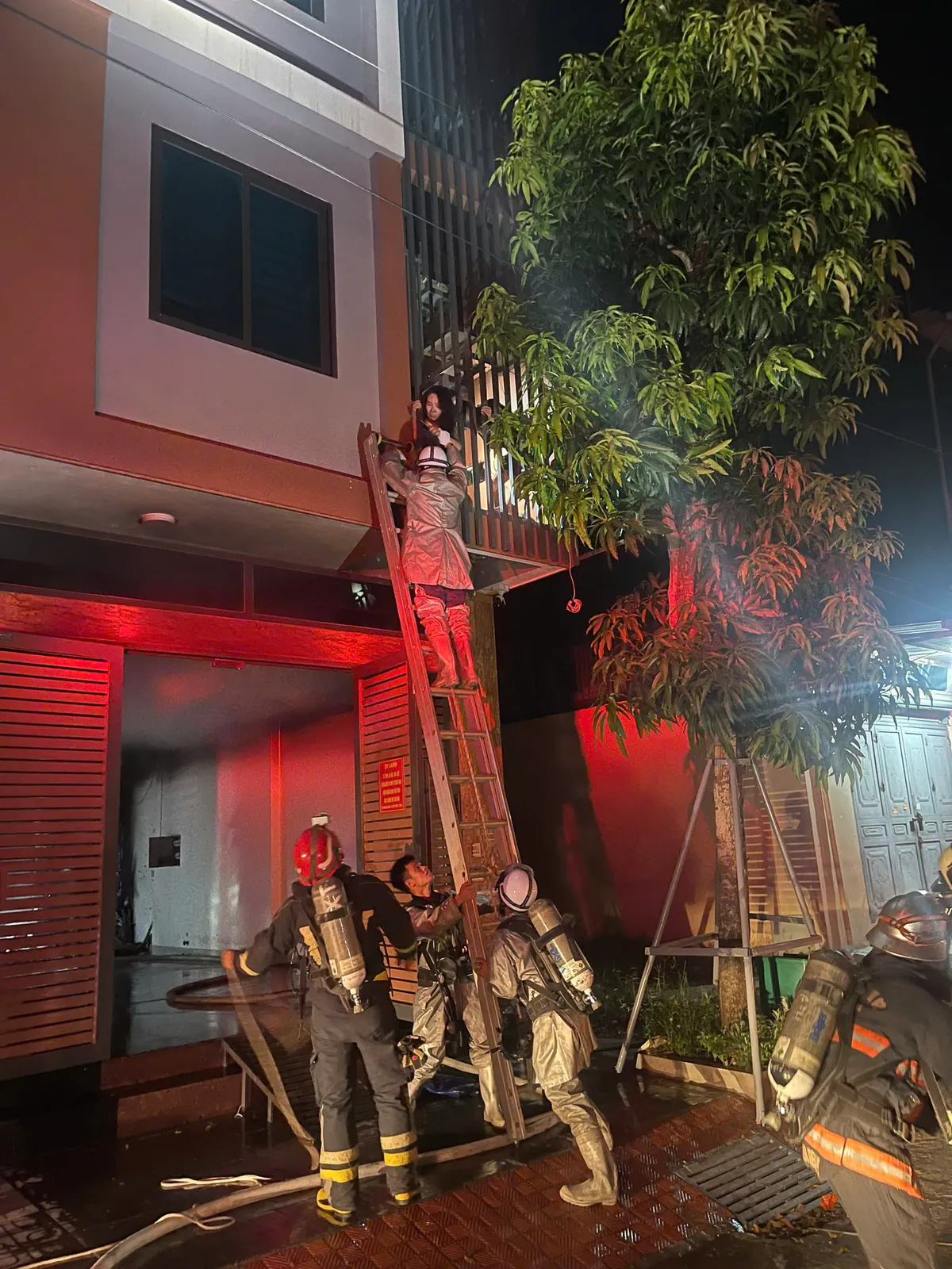H&agrave; Nội: Cảnh s&aacute;t cắt &ldquo;chuồng cọp&rdquo;, giải cứu 2 người mắc kẹt trong đ&aacute;m ch&aacute;y ở phường Ph&uacute; Lương - Ảnh 1.