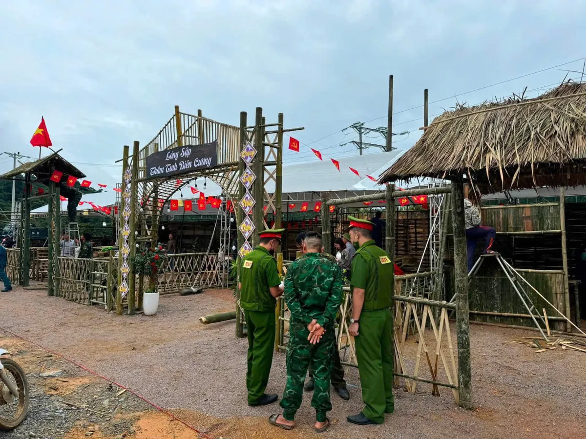 Công an Sơn La xuyên kỳ nghỉ lễ phục vụ nhân dân - Ảnh 1.