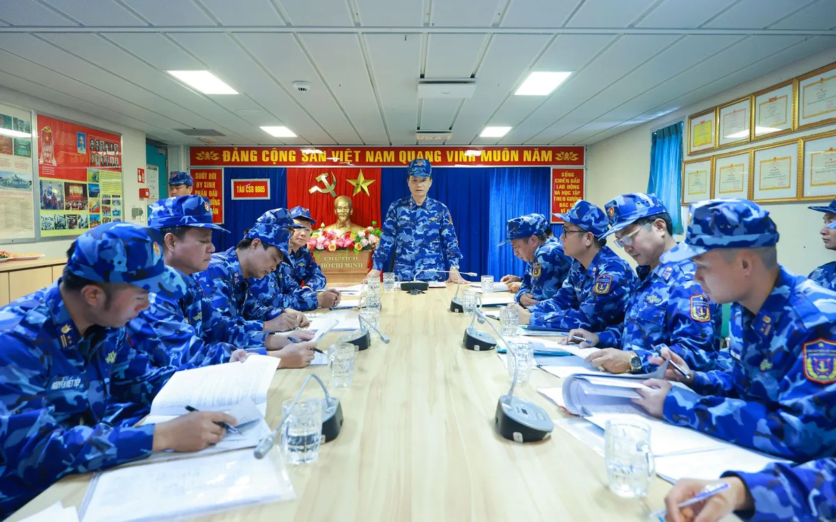 Đoàn công tác tiến hành kiểm tra các tàu thực hiện nhiệm vụ trên biển.