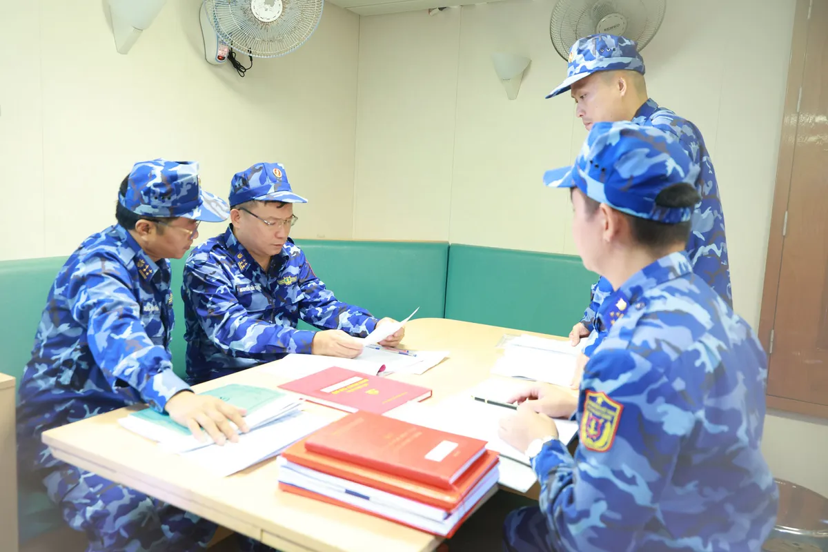 Cảnh sát biển Việt Nam kiểm tra thực tế, quyết liệt ngăn chặn vi phạm IUU tại vùng biển giáp ranh - Ảnh 1.